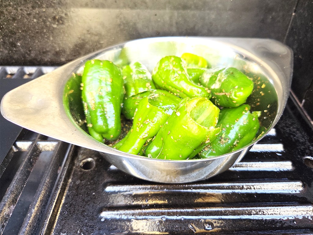 Wheaty | Bio BBQ Green Piece Seitan | Herzschatz Green bell peppers in a stainless steel measuring cup on a gas stove surface