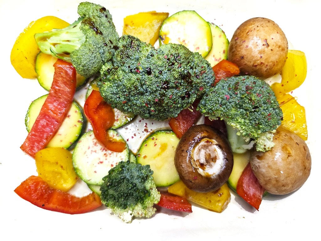 Hengstenberg | Bulgur Salat mit Tomate und Karotte | Herzschatz Colorful plate of roasted vegetables: broccoli, zucchini, red and yellow peppers, potatoes, and a mushroom on a white plate