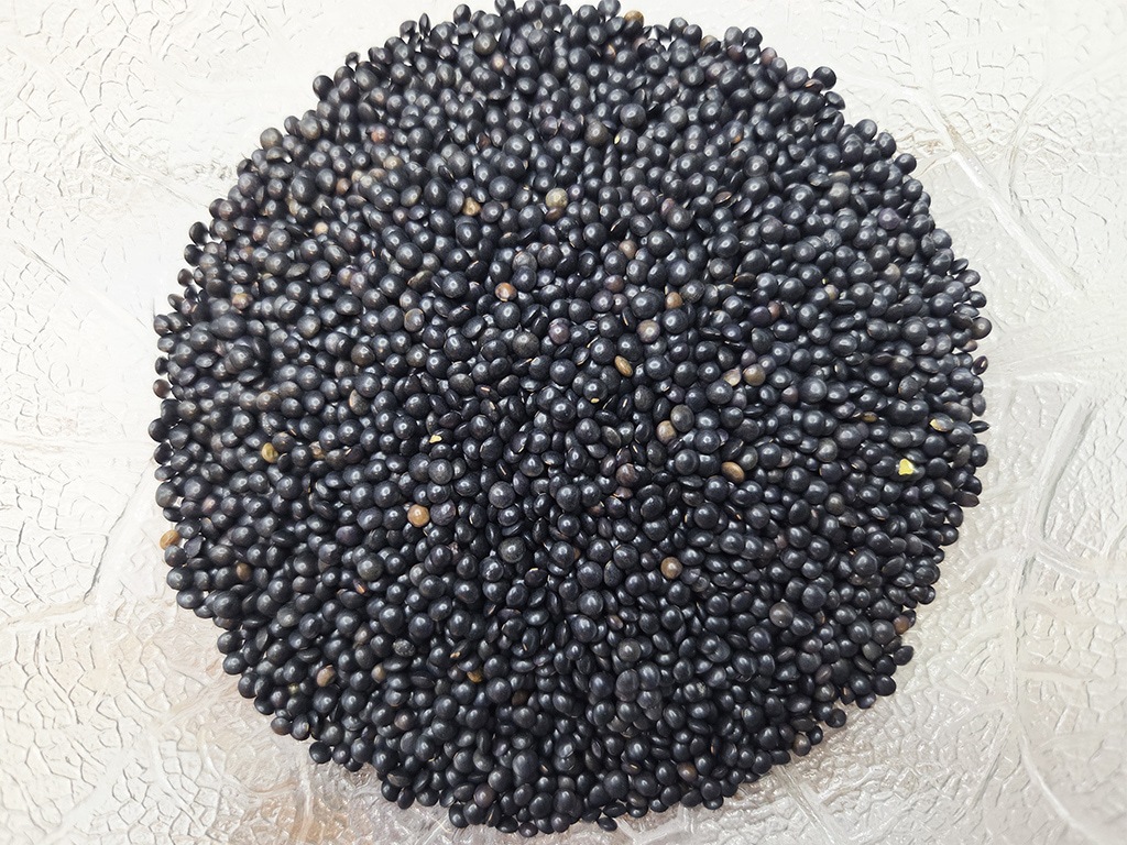 SOTO | Falafel Traditionell | Herzschatz Pile of small, glossy black sesame seeds on a light textured surface.