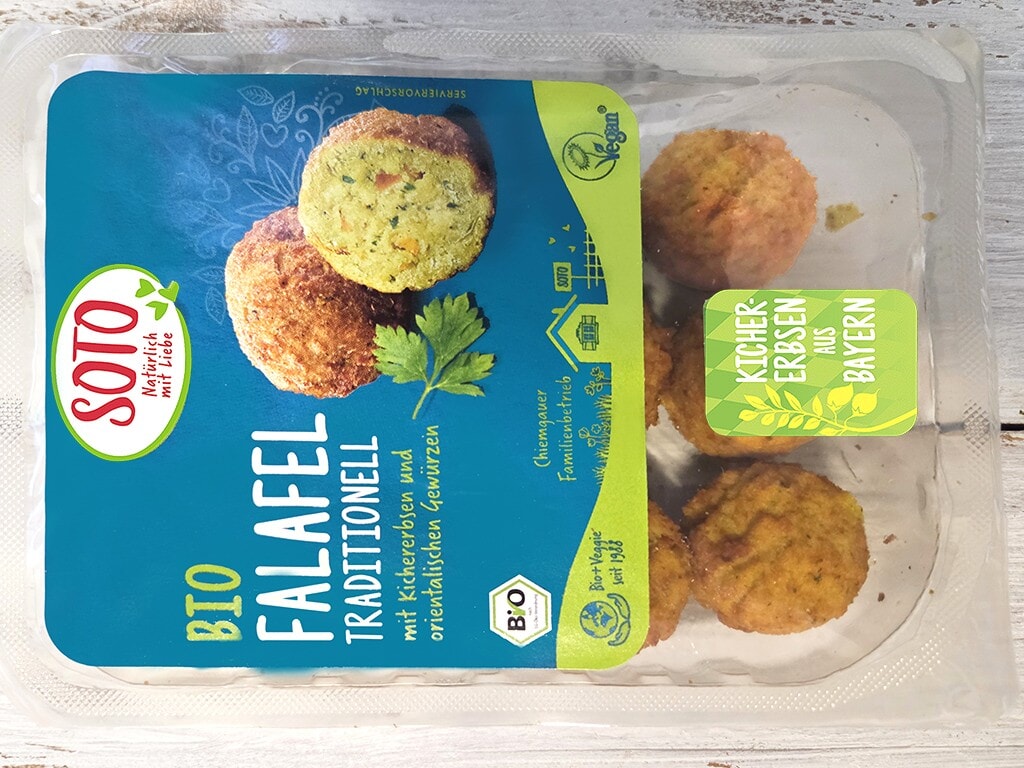 SOTO | Falafel Traditionell | Herzschatz Packaged bio falafel balls on a blue-green tray with three golden-brown falafel pieces visible through the transparent lid.
