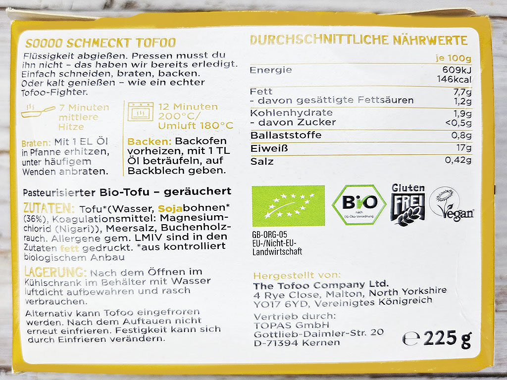 Tofoo & Co | Smoked Tofu | Herzschatz Front and back of a German tofu package showing 'Pasteurisierter Bio-Tofu – geräuchert'; lists ingredients (Tofu, Wasser, Sojabohnen, etc.), nutrition per 100 g, and storage instructions; 225 g package with organic and vegan logos.