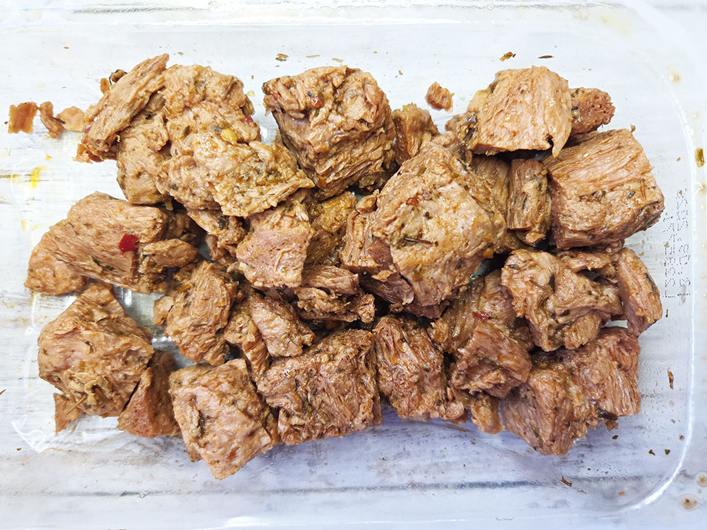 Planted. | Filet-Würfel a la mexicana | Herzschatz Cubes of browned cooked beef arranged in a glass baking dish.