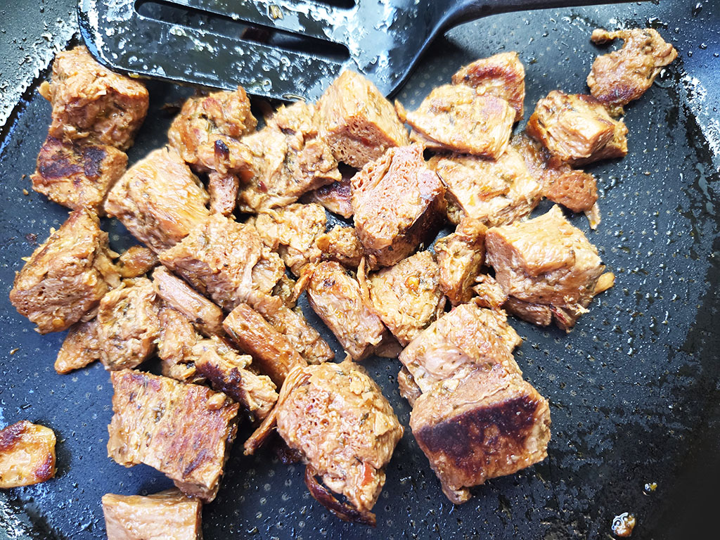 Planted. | Filet-Würfel a la mexicana | Herzschatz Cubed beef pieces browned and sautéed in a black skillet with a spatula nearby