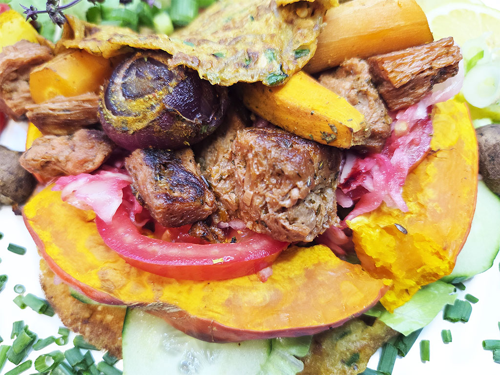 Planted. | Filet-Würfel a la mexicana | Herzschatz Taco filled with braised beef, roasted squash, onions, tomato, and fresh greens on a tortilla.